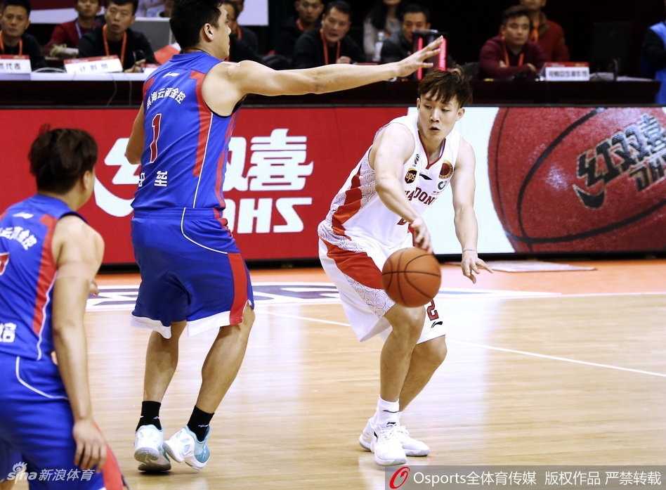 鲁津之战经典回顾:陶汉林篮下制霸狂砍三十八分,丁彦雨航率山东主场击退天津止连败 比赛开场哨响瞬间,山东队与天津队球员在中圈附近奋力跃起争球,整个球馆的气氛瞬间被点燃,一场激烈的内线争夺战就此拉开序幕。