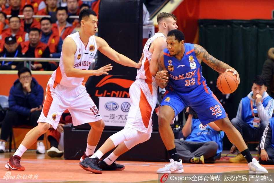 鲁津之战经典回顾:陶汉林篮下制霸狂砍三十八分,丁彦雨航率山东主场击退天津止连败 山东队核心丁彦雨航面对两人包夹防守,依然自信地干拔跳投,皮球在空中划出一道美妙的弧线,这正是他本场比赛敢于担当、连续得分的缩影。