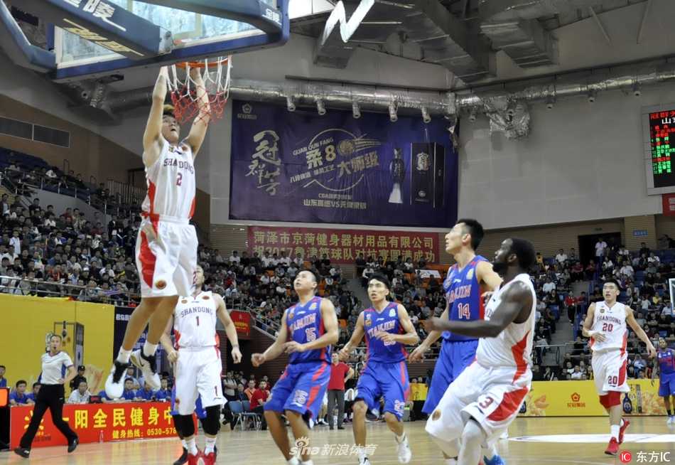 泰·劳森闪电般撕开防线，面对天津队高大内线的补防，在空中巧妙拉杆上篮，尽显NBA级后卫的风采。