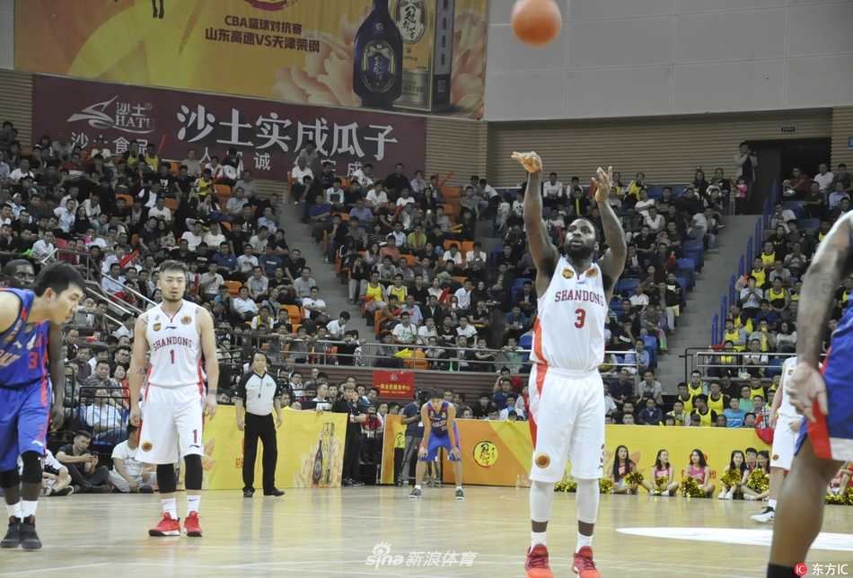 丁彦雨航如利刃出鞘，持球瞬间晃过防守人，眼神坚毅直杀篮下，引得全场球迷欢呼雷动。