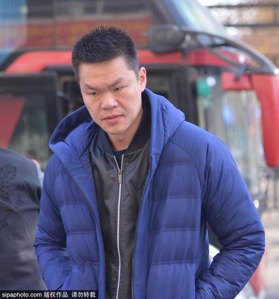 广东宏远主帅尤纳斯在场边指导球员，表情严肃认真，手势丰富地布置着针对性的战术。