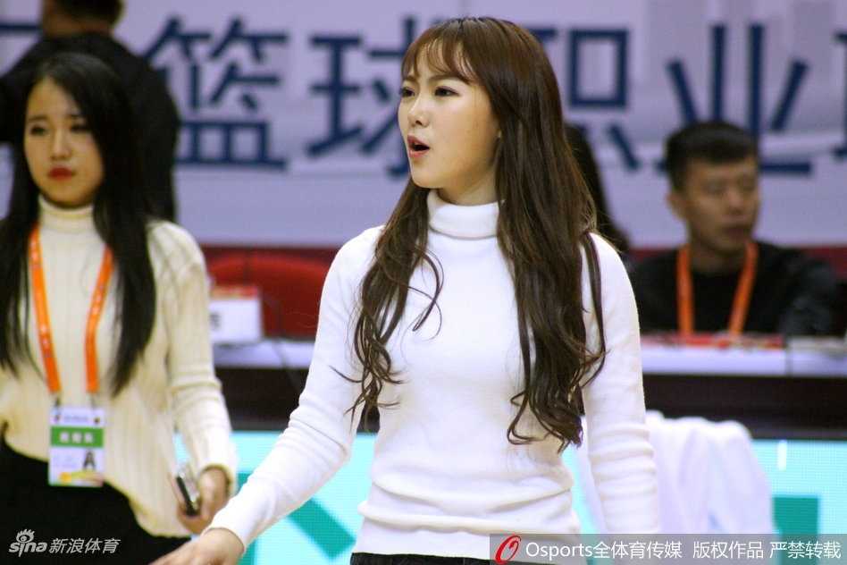 鲁粤大战背后的耀眼的星光 山东男篮啦啦队备战瞬间 排练中的短暂交流,两位队员相视一笑,仿佛刚才排练的疲惫在这一刻烟消云散,眼中闪烁着对即将开始的比赛的期待与自信。