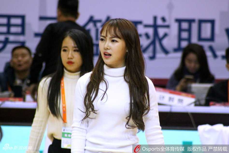 鲁粤大战背后的耀眼的星光 山东男篮啦啦队备战瞬间 伴随着现场动感的音乐,几位啦啦队员正在排练开场舞,裙摆随着动作轻盈飞扬,她们的笑容如同冬日里的暖阳,驱散了赛前的紧张感。