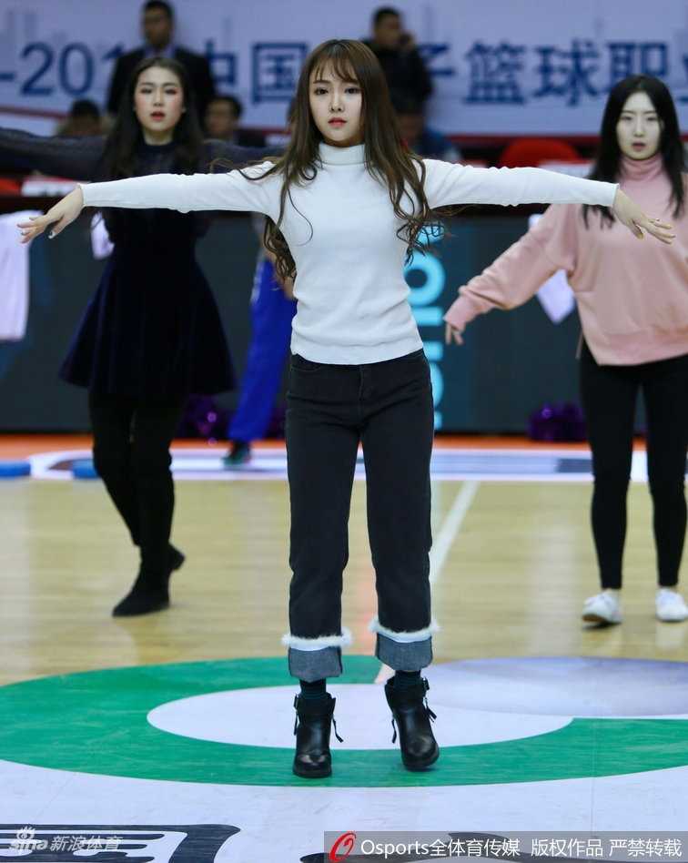 鲁粤大战背后的耀眼的星光 山东男篮啦啦队备战瞬间 这位舞者正在场边压腿拉伸,侧颜线条优美,虽然神情严肃认真,但脸颊上的一抹绯红却泄露了她因备战而微微发烫的脸颊,显得格外惹人怜爱。