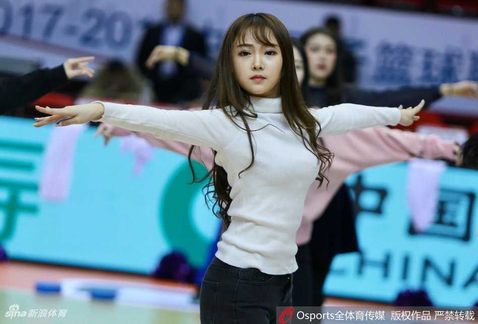 鲁粤大战背后的耀眼的星光 山东男篮啦啦队备战瞬间 一位山东啦啦队队员在赛前热身时回眸,额头渗出细密汗珠,专注的神情中带着一丝俏皮,仿佛在嗔怪镜头的打扰。