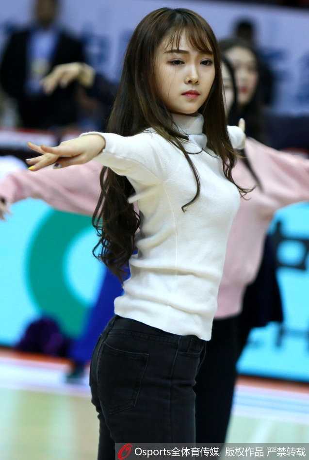 鲁粤大战背后的耀眼的星光 山东男篮啦啦队备战瞬间 镜头拉近,这位漂亮的篮球宝贝眉头微蹙,轻咬嘴唇,正对着镜子调整自己的发型,嗔怒的样子透着一股不服输的认真劲儿。