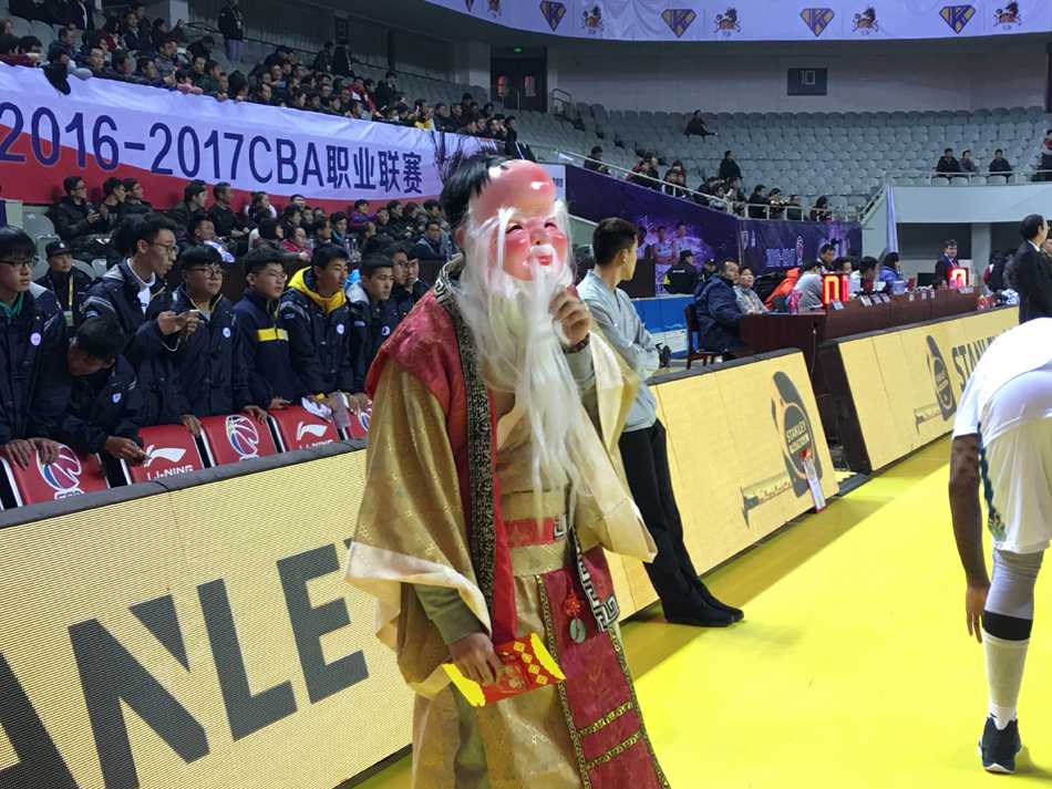 终场哨响，比分定格在107比110，虽然遗憾落败，但小外援布鲁克斯与队友们的神情中写满了不甘。他们刚刚完成了一场荡气回肠的18分大逆转，虽未能完美收尾，却赢得了全场球迷起立致敬的掌声。