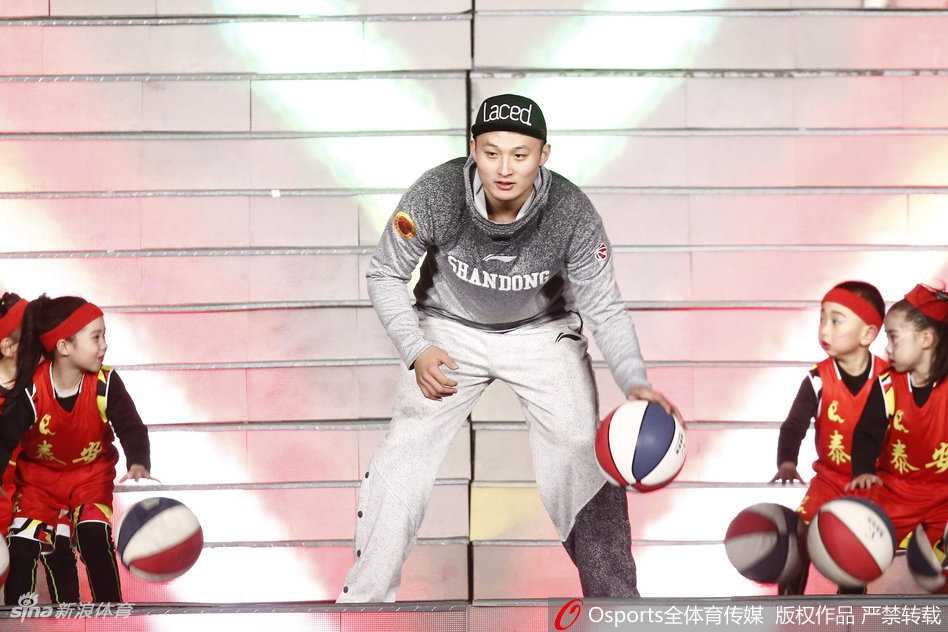 齐鲁“新五虎”闹新春:山东男篮将士春晚舞台展英姿 彩排间隙,几位身材修长的球员身着时尚休闲装,在后台通道里谈笑风生,高挑的身形与轻松的氛围构成了一道独特的风景线。