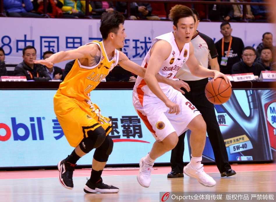 丁彦雨航在广厦多人包夹下强行突破上篮，眼神中透露出必胜的坚毅与杀气