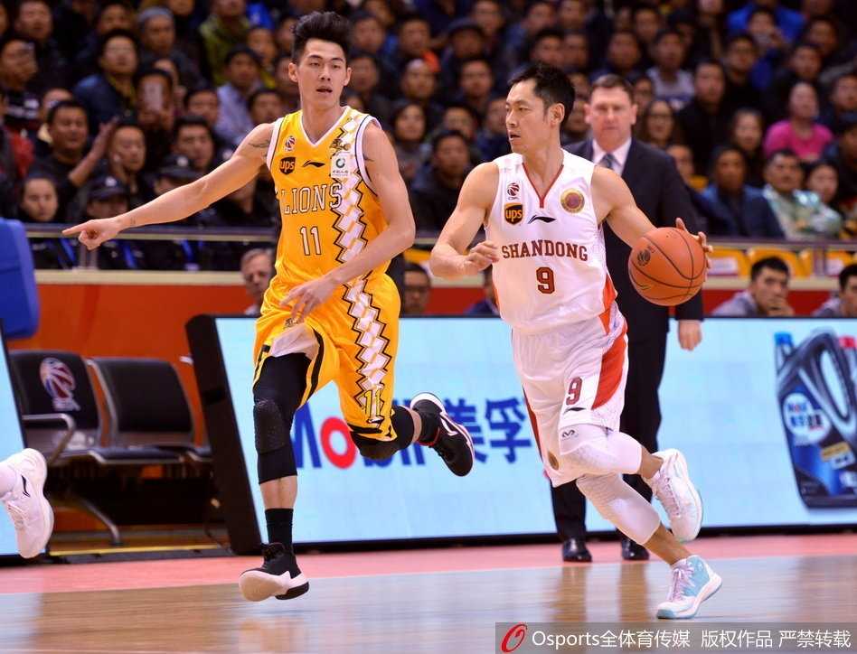 福特森面对防守后撤步三分出手，全场砍下55分的他眼中燃烧着不甘与怒火