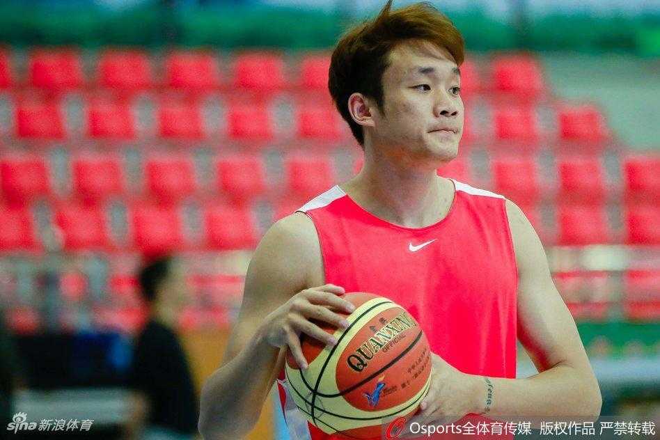 刚刚归队的丁彦雨航在训练场上进行拉伸，干练的新发型让他看起来格外清爽，脸上带着轻松的笑容。