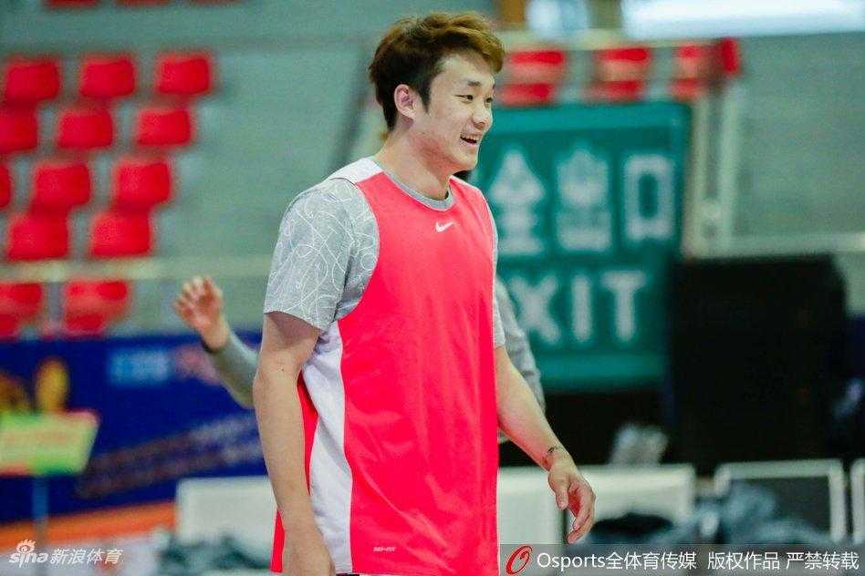 丁彦雨航在进行运球训练，眼神专注，新剪的短发随着身体的晃动而显得格外有活力，汗水已经浸湿了他的训练服。