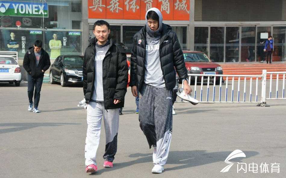 齐鲁健儿全力冲刺,山东男篮大本营静待“劳森”归位 山东男篮训练场上,助理教练正拉着一位眼神专注的年轻球员进行挡拆战术的拆解讲解,小伙子额头上的汗珠在灯光下闪闪发亮,手中的篮球仿佛承载着季后赛的希望。