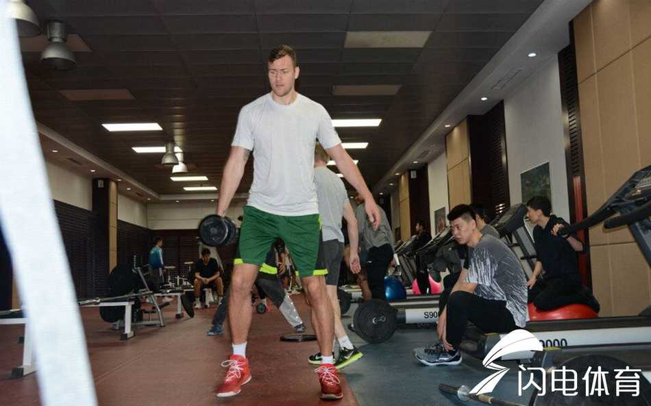 齐鲁健儿全力冲刺,山东男篮大本营静待“劳森”归位 夜幕降临,山东男篮训练基地的窗外已是漆黑一片,但馆内依然灯火通明。透过明亮的玻璃窗,可以看到几个身影还在场上进行着最后的投篮练习,为即将到来的季后赛积蓄着能量。