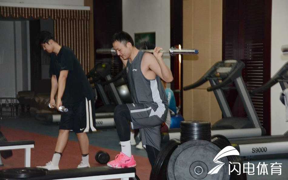 齐鲁健儿全力冲刺,山东男篮大本营静待“劳森”归位 主教练邱彪在场边双手叉腰,神情严肃地注视着场上的攻防演练,他的眼神在每一位队员身上扫过,仿佛在思考着季后赛排兵布阵的千般变化,身后的战术板画满了密密麻麻的线路。