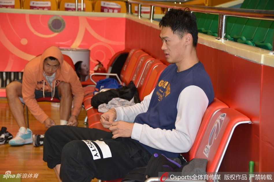 训练结束后，队员们并没有立刻离场，而是聚拢在一起，由邱彪指导进行最后的小结，团结一心的氛围弥漫在球场上空。