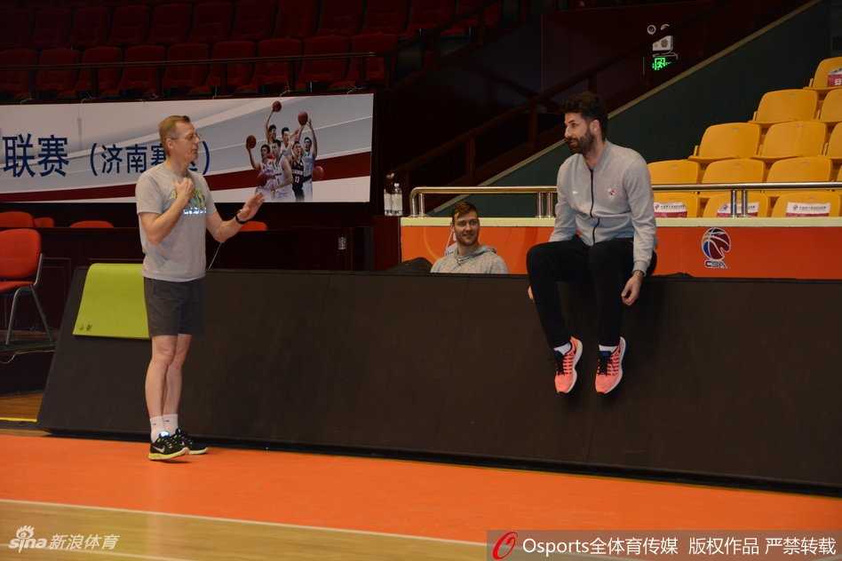 在分组对抗中，一名后卫球员面对防守悍将的贴身紧逼，依然从容运球寻找战机，他那灵巧的转身仿佛能撕裂任何坚固的防线。