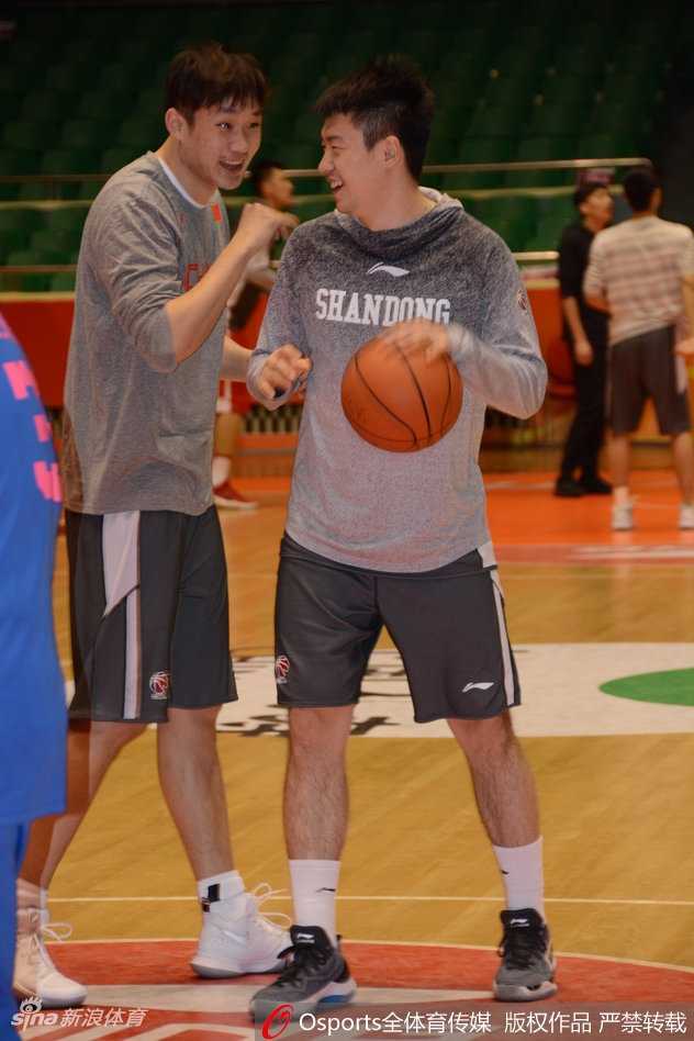 主帅邱彪双手叉腰，神情专注地注视着场上的一举一动，他犀利的眼神仿佛在审视每一个战术细节，随时准备给予弟子们指导。