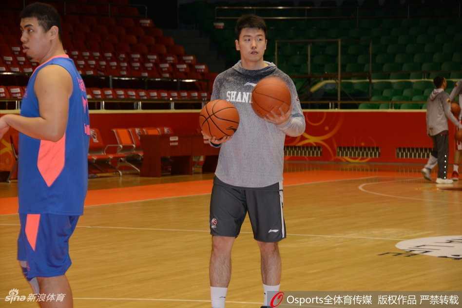 新援琼斯在篮下卡位要球，他强壮的身体如同铁塔一般，眼神坚毅，正准备用一次暴扣宣示自己已为即将到来的恶战做好准备。