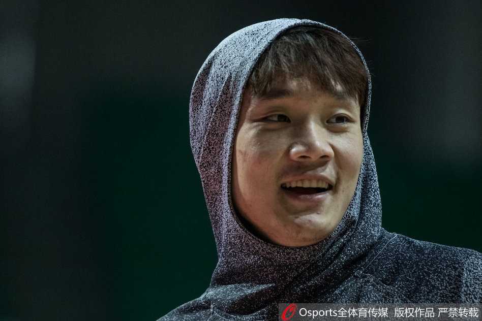 大外援莫泰尤纳斯在训练中展现出柔和的手感，他正在与队友进行挡拆配合练习，身后的丁彦雨航随时准备接球进攻。