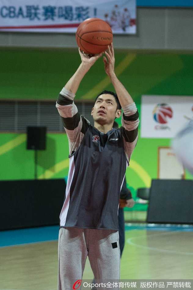 丁彦雨航在训练中开怀大笑，与队友比划着手势，眼神中透露出顽皮的光芒，队友则假装严肃地听他“讲战术”。