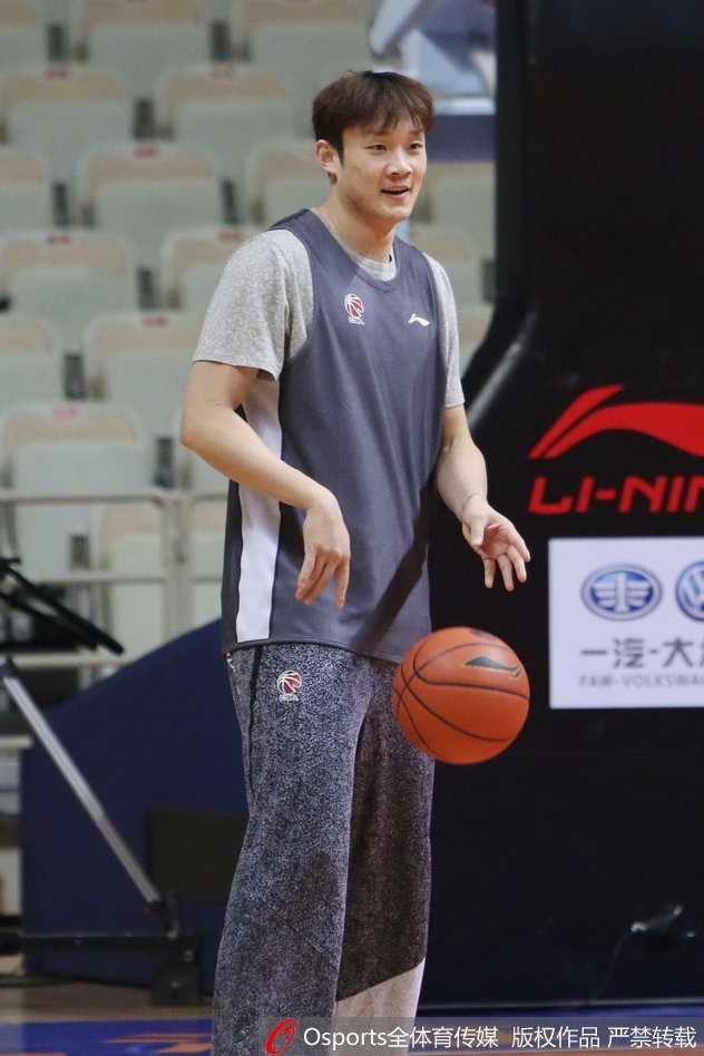 齐鲁兄弟连:劳森妙传牵线,张庆鹏末节疯演齐鲁情 张庆鹏在训练间隙独自加练投篮,皮球划过一道完美的弧线空心入网,他坚毅的眼神中透露出对胜利的渴望和对职业生涯最后一站的珍惜。