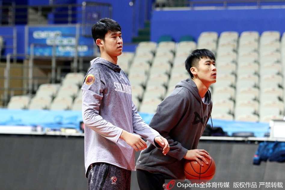 齐鲁兄弟连:劳森妙传牵线,张庆鹏末节疯演齐鲁情 在山东男篮的备战训练中,老将张庆鹏与外援劳森眼神交汇,两人击掌相庆,默契十足,仿佛在无声地交流着球场上的战术心得。