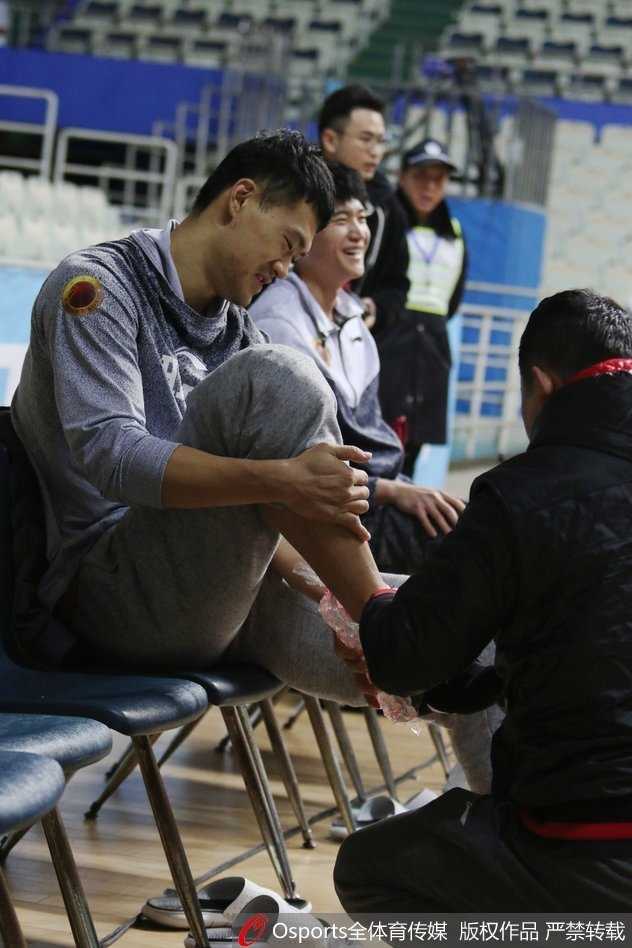 齐鲁兄弟连:劳森妙传牵线,张庆鹏末节疯演齐鲁情 训练结束后,劳森与张庆鹏并肩走向场边,两人有说有笑,这一刻没有外援与本土之分,只有同为战友的信任与即将并肩作战的决心。