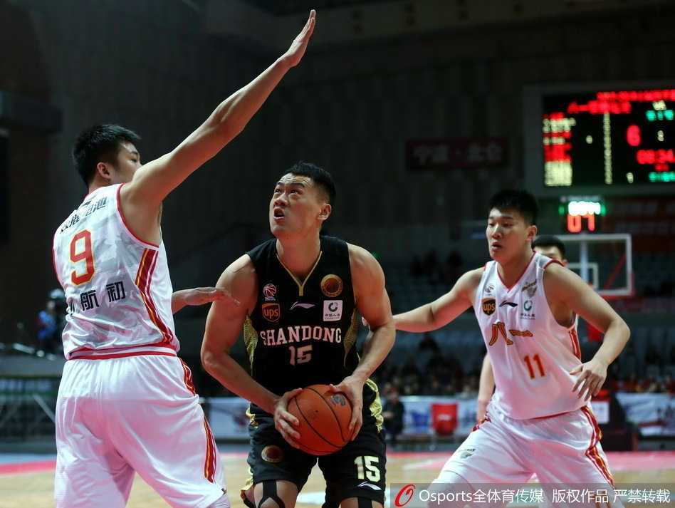 齐鲁内线双塔轰鸣,八一主场遗憾落败 面对八一队顽强追分,山东队球员在暂停后围成一圈,相互鼓劲,誓要将这场客场胜利收入囊中。