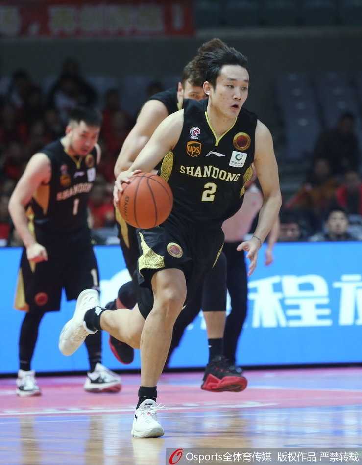 齐鲁内线双塔轰鸣,八一主场遗憾落败 丁彦雨航在八一队严密的三人合围下,依然毫无惧色地强行突破,眼神中透露出必胜的锋芒。