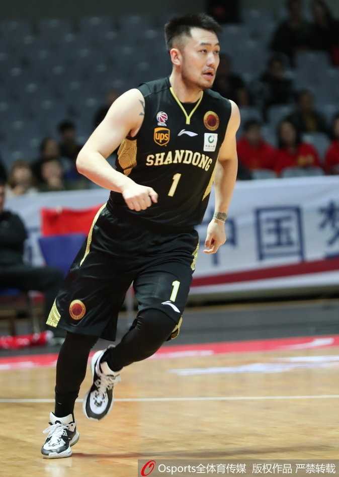 齐鲁内线双塔轰鸣,八一主场遗憾落败 面对八一队员的贴身紧防,山东核心丁彦雨航冷静地跳起传球,为队友创造进攻机会,彰显核心球员的大局观。