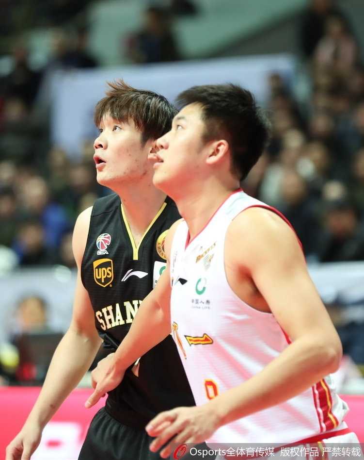 齐鲁内线双塔轰鸣,八一主场遗憾落败 山东队外援莫泰尤纳斯在八一内线群中强行起跳,以一敌三摘下进攻篮板,展现了他无与伦比的篮下统治力。