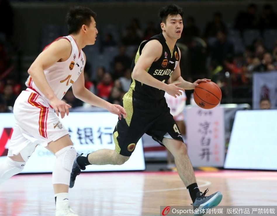 齐鲁内线双塔轰鸣,八一主场遗憾落败 陶汉林在八一队员的拉拽防守下,依然凭借强悍的身体素质将球放入篮筐,完美诠释了“中国小鲨”的内线杀伤力。