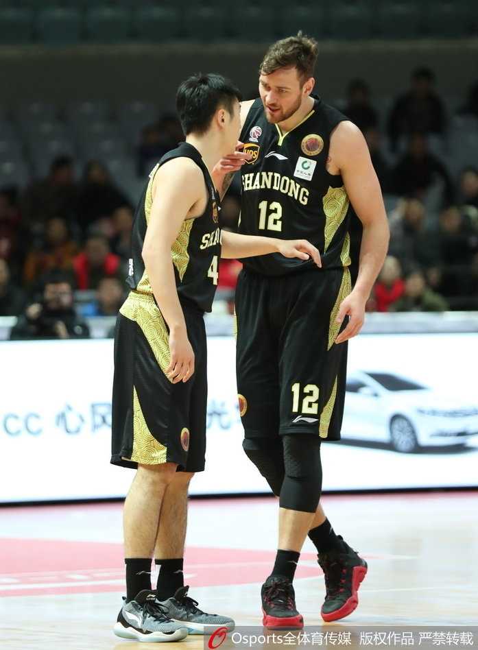 齐鲁内线双塔轰鸣,八一主场遗憾落败 八一队年轻中锋付豪在进攻端毫不手软,面对山东高大外援的防守,果断出手跳投,眼神中充满了对胜利的渴望。