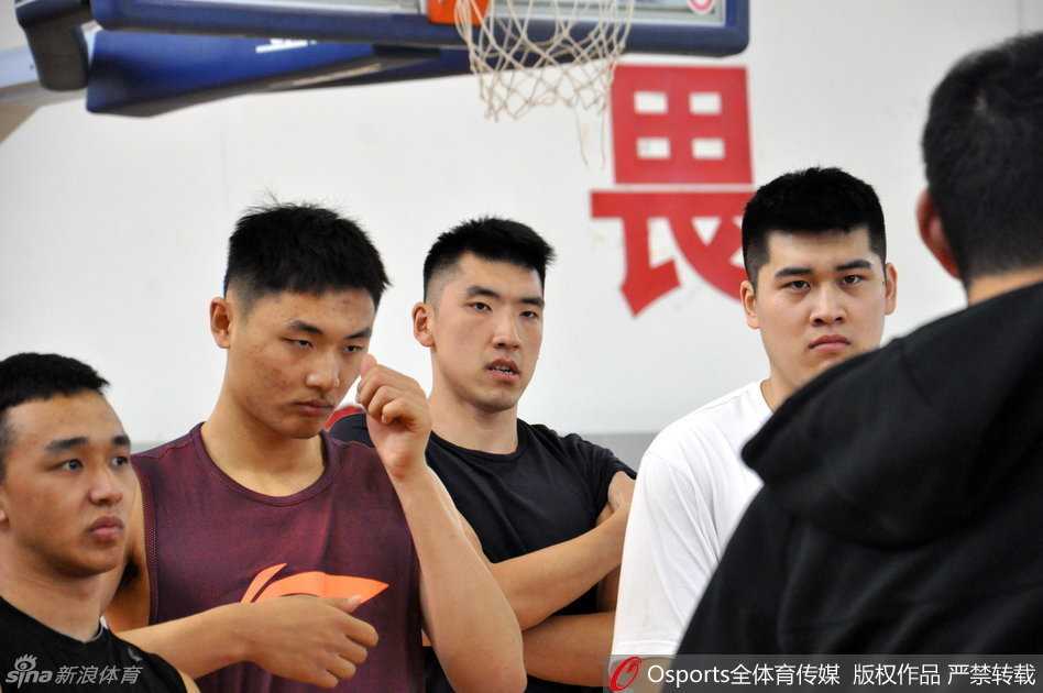 齐鲁内线擎旗,全运男篮蓄势:李楠挂帅精雕细琢 训练场上,山东男篮队员们正在进行折返跑,汗水浸湿了球衣,但每个人的眼神都充满坚毅,只为在全运会赛场上绽放。