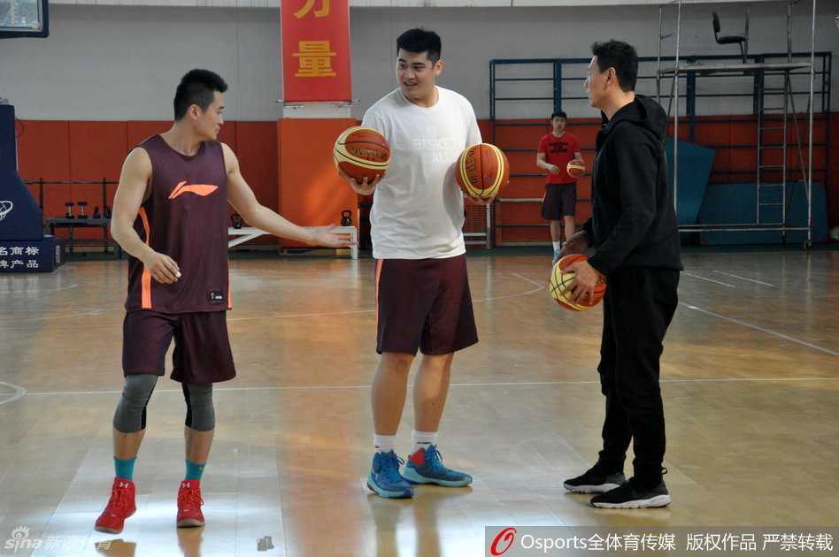 齐鲁内线擎旗,全运男篮蓄势:李楠挂帅精雕细琢 内线支柱陶汉林如同一座铁塔,专注地凝视着李楠指导的示范,豆大的汗珠挂在脸颊,眼神中透露出对新战术的渴望。