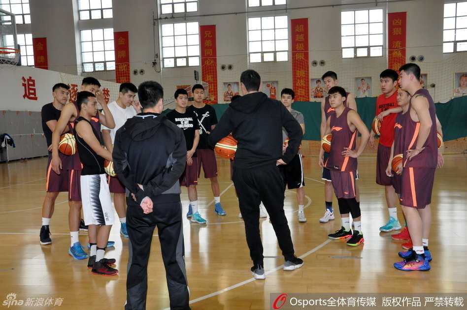 齐鲁内线擎旗,全运男篮蓄势:李楠挂帅精雕细琢 内线悍将贾诚在低位卡位要球,他的手臂肌肉线条分明,身后是激烈的身体对抗,展现着全运会级别的防守强度。