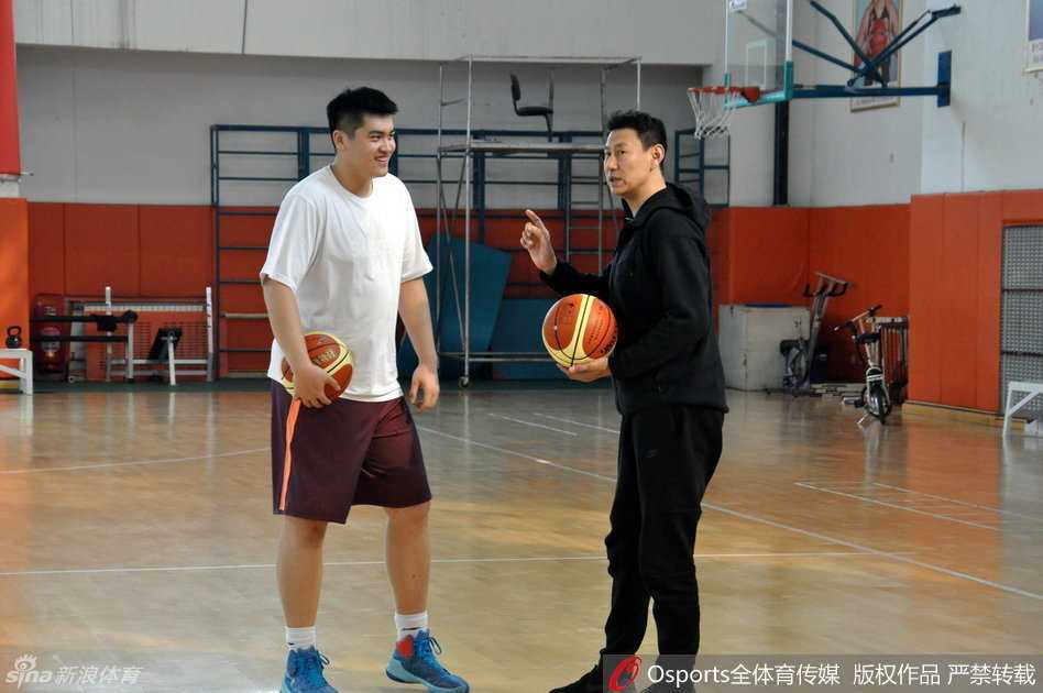 齐鲁内线擎旗,全运男篮蓄势:李楠挂帅精雕细琢 李楠指导神情严肃,在训练间隙召集队员们围成一圈,他用坚定的语气布置着下一阶段的攻防策略。