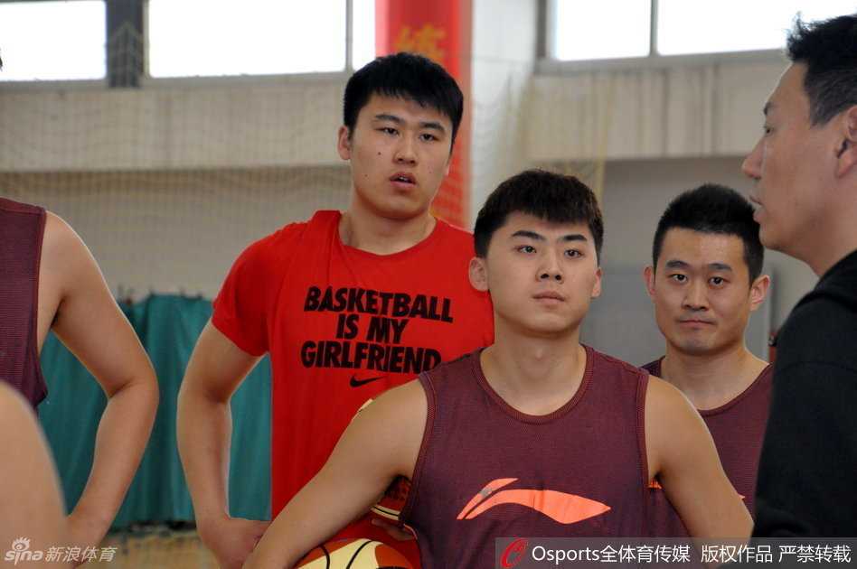 齐鲁内线擎旗,全运男篮蓄势:李楠挂帅精雕细琢 夕阳透过窗棱洒在空荡的球场,李楠指导仍留在场内加练投篮,皮球在空中划出弧线,诉说着一位老帅对胜利的执着。