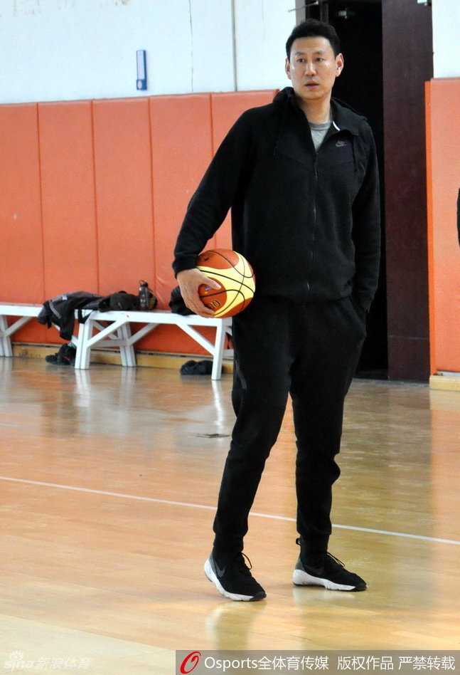 齐鲁内线擎旗,全运男篮蓄势:李楠挂帅精雕细琢 全神贯注,李楠指导手持战术板,正俯身向队员们面授机宜,每一个手势都传递着战术的精髓。