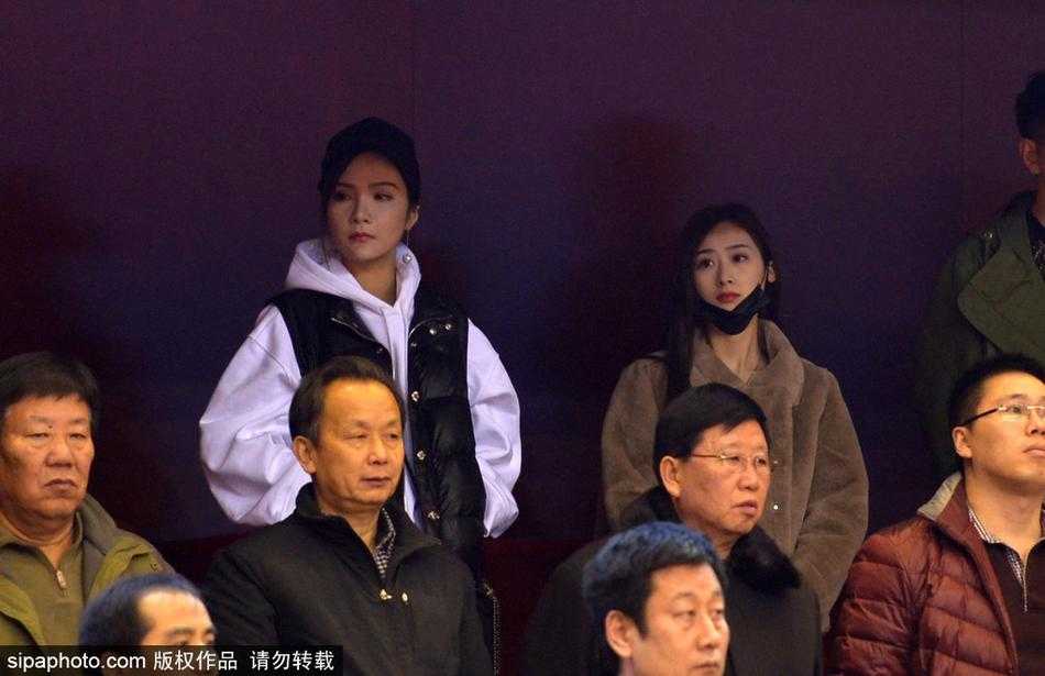 齐鲁冬夜暖意融,丁彦雨航女友与睢冉妻子场边细语成风景 丁彦雨航女友身着一袭浅色衣衫,安静地坐在看台上,眼神中透露出对赛场上那个身影的默默关切。