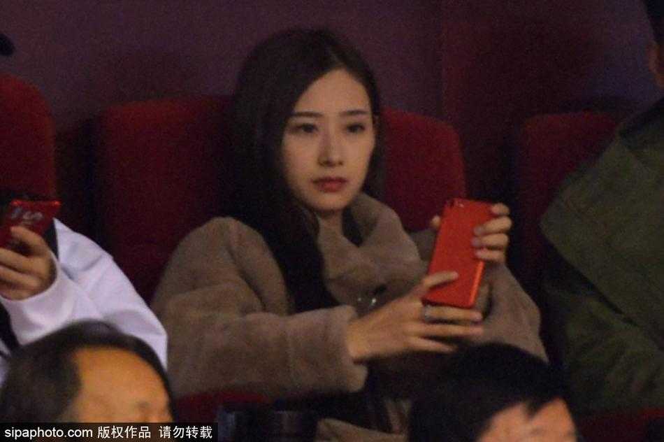 齐鲁冬夜暖意融,丁彦雨航女友与睢冉妻子场边细语成风景 睢冉妻子戴着精致的耳饰,在球场灯光的照耀下显得格外动人,她目光坚定地望向球场方向,为场上的丈夫和队友们加油鼓劲。
