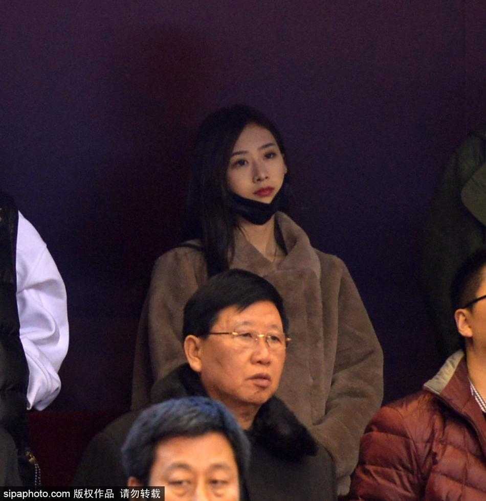 齐鲁冬夜暖意融,丁彦雨航女友与睢冉妻子场边细语成风景 睢冉妻子侧身面向身旁的丁彦雨航女友,嘴角上扬,似乎正在分享一个关于场上球员的有趣瞬间,两人关系显得十分熟络。