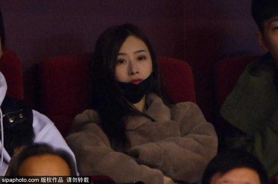 齐鲁冬夜暖意融,丁彦雨航女友与睢冉妻子场边细语成风景 比赛进入胶着状态,丁彦雨航女友双手交叠置于膝上,神情随着场上的攻防转换而微微变化,那份紧张感几乎要溢出看台。