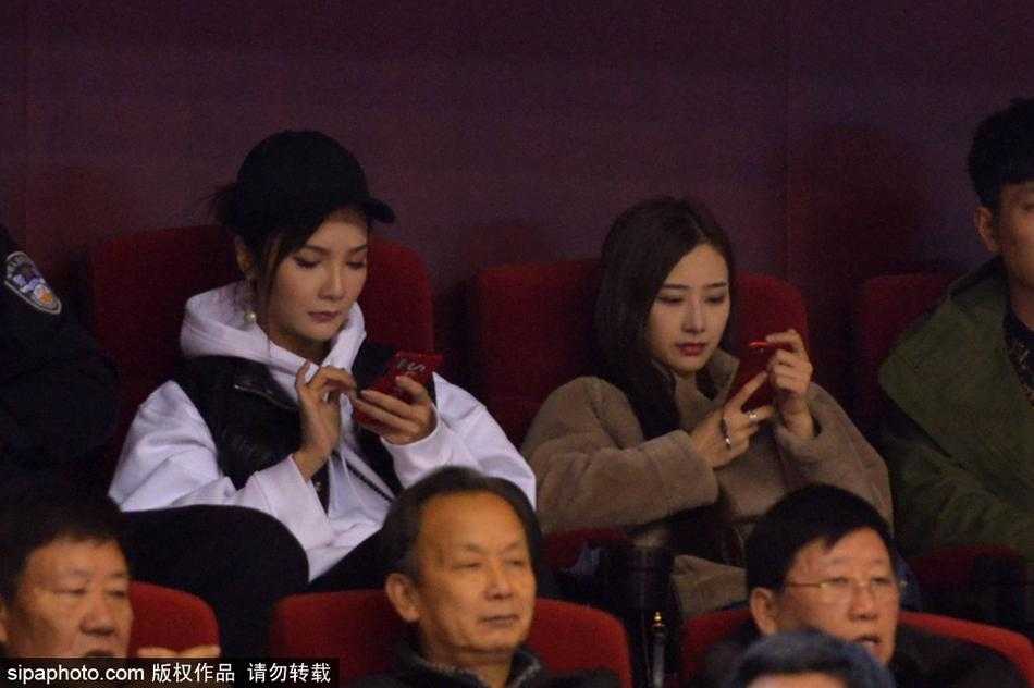 齐鲁冬夜暖意融,丁彦雨航女友与睢冉妻子场边细语成风景 终场哨响,山东队获胜。丁彦雨航女友终于露出轻松的笑容,眉眼弯弯,仿佛刚才场上那个冷血杀手带来的紧张感从未存在过。