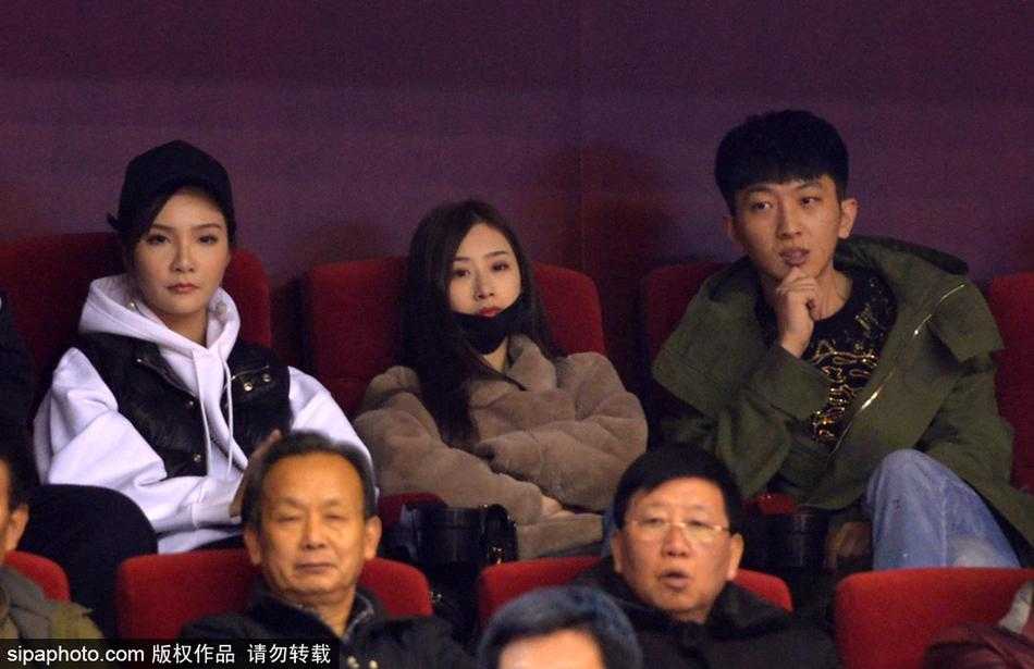 齐鲁冬夜暖意融,丁彦雨航女友与睢冉妻子场边细语成风景 比赛结束后,两位女士起身准备离开,虽然人群嘈杂,但她们依然保持着优雅的姿态,仿佛带走了一段关于胜利与陪伴的美好回忆。