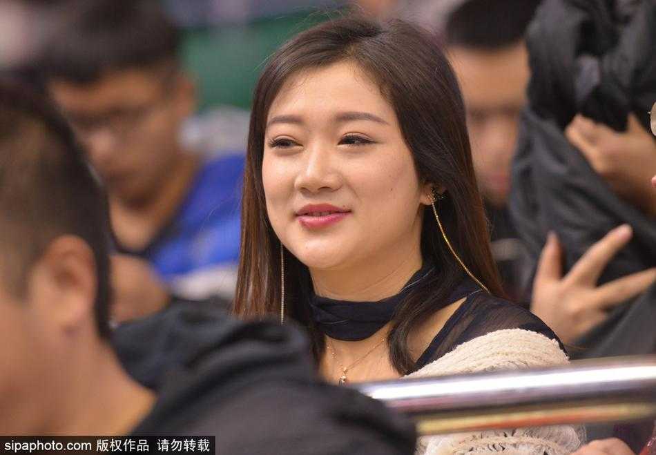 齐鲁冬夜暖意融,场边佳人胜春光——记山东高速主场那道别样风景 即使是低头沉思的瞬间,也构成了一幅动人的画面。她微微垂眸,手里似乎拿着什么,专注在自己的小世界里,周围的一切喧嚣仿佛都与她无关,这份独特的静谧之美,让人忍不住多看几眼。