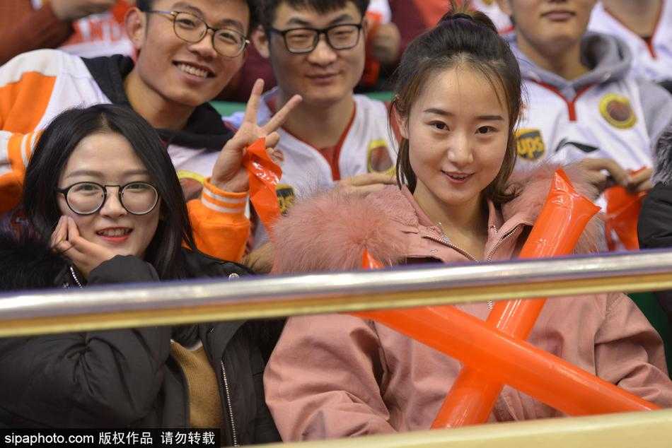 齐鲁冬夜暖意融,场边佳人胜春光——记山东高速主场那道别样风景 她安静地坐在那里,身后是模糊的人群。一束顶光恰好勾勒出她饱满的额头和挺直的鼻梁,整个人仿佛自带光环。她的目光穿越了摄影师,也穿越了时光,定格在2017年这个难忘的齐鲁冬夜。