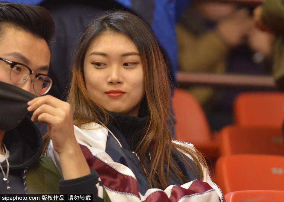 齐鲁冬夜暖意融,场边佳人胜春光——记山东高速主场那道别样风景 在体育馆明亮的灯光映照下,她的五官显得愈发立体。眼神透过赛场的喧嚣,温柔地投向远方,嘴角似乎带着一丝若有若无的浅笑,那种由内而外散发的娴静气质,让她即使在嘈杂的人群中也能立刻抓住人们的视线。