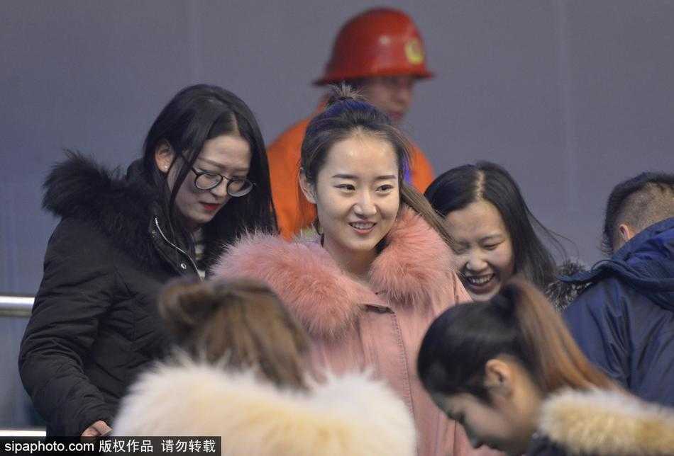 齐鲁冬夜暖意融,场边佳人胜春光——记山东高速主场那道别样风景 镜头拉近,这位美女球迷身穿简约的深色外套,领口微露,更衬得肌肤胜雪。她手托香腮,若有所思,长长的睫毛在眼睑上投下一片淡淡的阴影,那份安静的美,与周围喧闹的赛场环境形成了奇妙的对比。